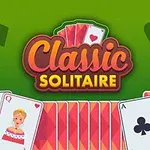 Illustration av spelkort med en kung och dam, texten Classic Solitaire ovanpå en grön bakgrund med hjärter och klöver symboler