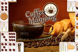 En kopp kaffe med bönor, croissanter och en sked på ett träbord omgiven av brickor med mat- och kaffetema