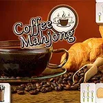 En kopp kaffe med bönor, croissanter och en sked på ett träbord omgiven av brickor med mat- och kaffetema