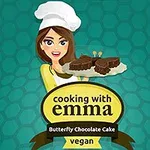 Kvinna i kockmössa håller en tallrik med chokladkakor framför en text med titeln cooking with emma