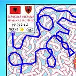 Kartan visar en labyrint med en blå linje som leder genom ett komplext nätverk av röda slingrande vägar, med en infoskylt om Albanien i hörnet