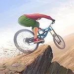 En cyklist iklädd röd tröja och gröna shorts cyklar nerför en brant bergsstig med ett dramatiskt landskap i bakgrunden