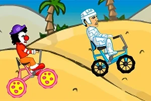 En animerad clown och en person i futuristisk vit dräkt cyklar på färgglada cyklar över sanddyner i ökenlandskap, med palmer i bakgrunden