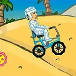 En animerad clown och en person i futuristisk vit dräkt cyklar på färgglada cyklar över sanddyner i ökenlandskap, med palmer i bakgrunden