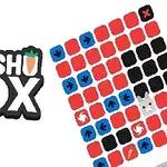 Logotypen Dasshu Box med en morot bredvid ett färgglatt rutnät med pilar och symboler
