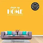 En tecknad kvinna står i ett vardagsrum med gul vägg, en soffa, ett väggur och texten design my HOME