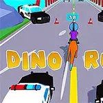 En tecknad person rider en dinosaurie på en väg med polisbilar och orange trafikkoner; texten DINO RUSH är synlig