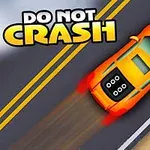 Orange bil kör snabbt på en asfalterad landsväg med gula vägmarkeringar, och det finns text ovanför bilen