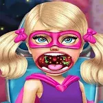 Blond flicka med rosa mask och flätor sitter i en stol med öppen mun och tecknat inflammerad hals