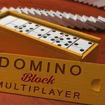 En gul dominoask med texten Domino Block Multiplayer framför utspridda dominobrickor på en röd yta