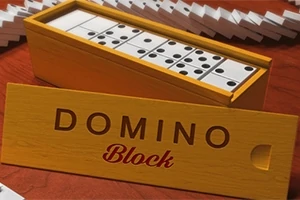 Trälåda med dominobrickor och texten DOMINO Block på lock