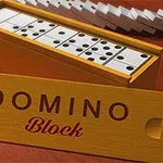 Trälåda med dominobrickor och texten DOMINO Block på lock