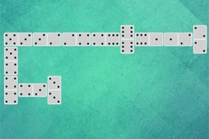 Domino-brickor utlagda på ett grönt bord i ett spelmönster