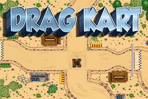 En översiktsbild av ett grusigt racingbana med färgstarka bokstäver som stavar DRAG KART över banan och omgivande träd samt hinder