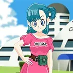 En tecknad figur med blått hår och rosa klänning står framför en futuristisk byggnad märkt Capsule Corp under en molnig himmel