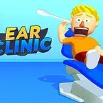 En animerad figur med blont hår sitter i en blå klinikstol och ser rädd ut med en öronrengörare närvarande