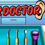 Ett tecknat motiv med öronläkarverktyg i en blå bricka och stora tecknade öron samt texten EAR DOCTOR