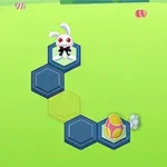 Illustration av en kanin i kostym på en blå hexagonal plattform bredvid en morot på en grön bakgrund med mönstrade ägg