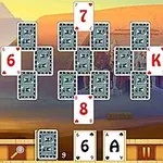 Kort placerade i ett geometriskt mönster mot en bakgrund av en egyptisk öken med pyramider och statyer