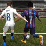 Två fotbollsspelare i olika tröjor springer på en fotbollsplan med en boll mellan dem