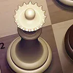 En schackbricka i ljus färg med kuggliknande krona står bredvid en mörk schackpjäs på ett schackbräde