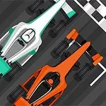 Två formelbilar, en vit och en orange, på startlinjen bredvid en målflagga