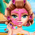 Kvinna med rosa ansiktsmask och hår rullat i spolar med en strand i bakgrunden