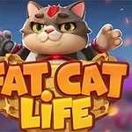 En tecknad katt med grå och vit päls håller upp tassarna över titeln Fat Cat Life mot en suddig bakgrund