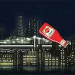 Bild av en nattstad med upplysta skyskrapor och en stor ketchupflaska i förgrunden
