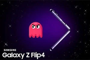 En röd tecknad figur med arga ögon bredvid en Samsung Galaxy Z Flip4-telefon i halvöppet läge mot en lila bakgrund fylld med stjärnor