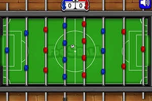 Bilden visar ett bordsfotbollspel med röda och blå spelarpjäser på en grön spelplan