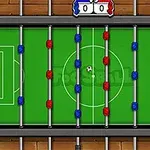 Bilden visar ett bordsfotbollspel med röda och blå spelarpjäser på en grön spelplan