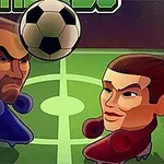 Två tecknade figurer med stora huvuden i en fotbollsmatch, med en svävande boll över en stiliserad plan