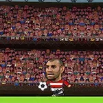 Två tecknade spelare med stora huvuden spelar fotboll på en gräsplan inför en stor publik på läktaren