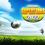Två fotbollsspelare på en grön fotbollsplan med en bakgrund av en stadion och en blå himmel; en boll flyger mot ett mål som vaktas