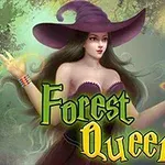 En kvinna i en lila klänning och hatt omgiven av magiska ljus i en skogsmiljö med texten Forest Queen