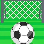 Fotboll framför ett mål på en grön fotbollsplan