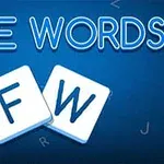 Texten FREE WORDS med bokstäverna F och W på brickor mot en blå bakgrund med spridda bokstäver