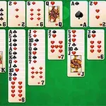 Ett spelkort layout med flera kolumner av spelkort på en grön bakgrund