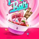 En skål med rosa glass dekorerad med jordgubbar, hallon, strössel och chokladpinnar på en rosa spiralbakgrund
