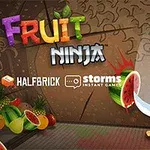 Tecknad figur med en svärd som skär en vattenmelon i en färgglad och lekfull miljö