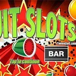 Färgglatt logotyp med texten FRUIT SLOTS, omgiven av fruktsymboler, stjärnor, en klocka och ett BAR-tecken