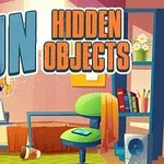 Tecknad bild av ett stökigt rum med olika föremål utspridda och texten Fun Hidden Objects