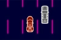 Kör bil i toppfart på en neonupplyst motorväg