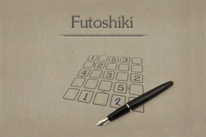 Ett rutnät av rutor med siffror och en reservoarpenna på ett bord, med texten Futoshiki ovanför
