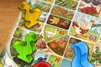 Njut av detta klassiska brädspel med enkla regler och nostalgisk glädje,