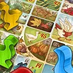 Spelbräde med färgglada gåsformade spelpjäser och numererade rutor med djurmotiv