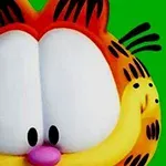 Tecknad orange och svart randig katt med stora ögon mot en grön bakgrund