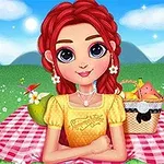 Ung kvinna med rött hår sitter på en picknickfilt i en grön äng med blommor, bredvid en picknickkorg under en blå himmel