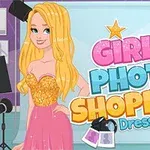 Blond kvinna i glittrig klänning framför färgglad text och fotostudio-utrustning